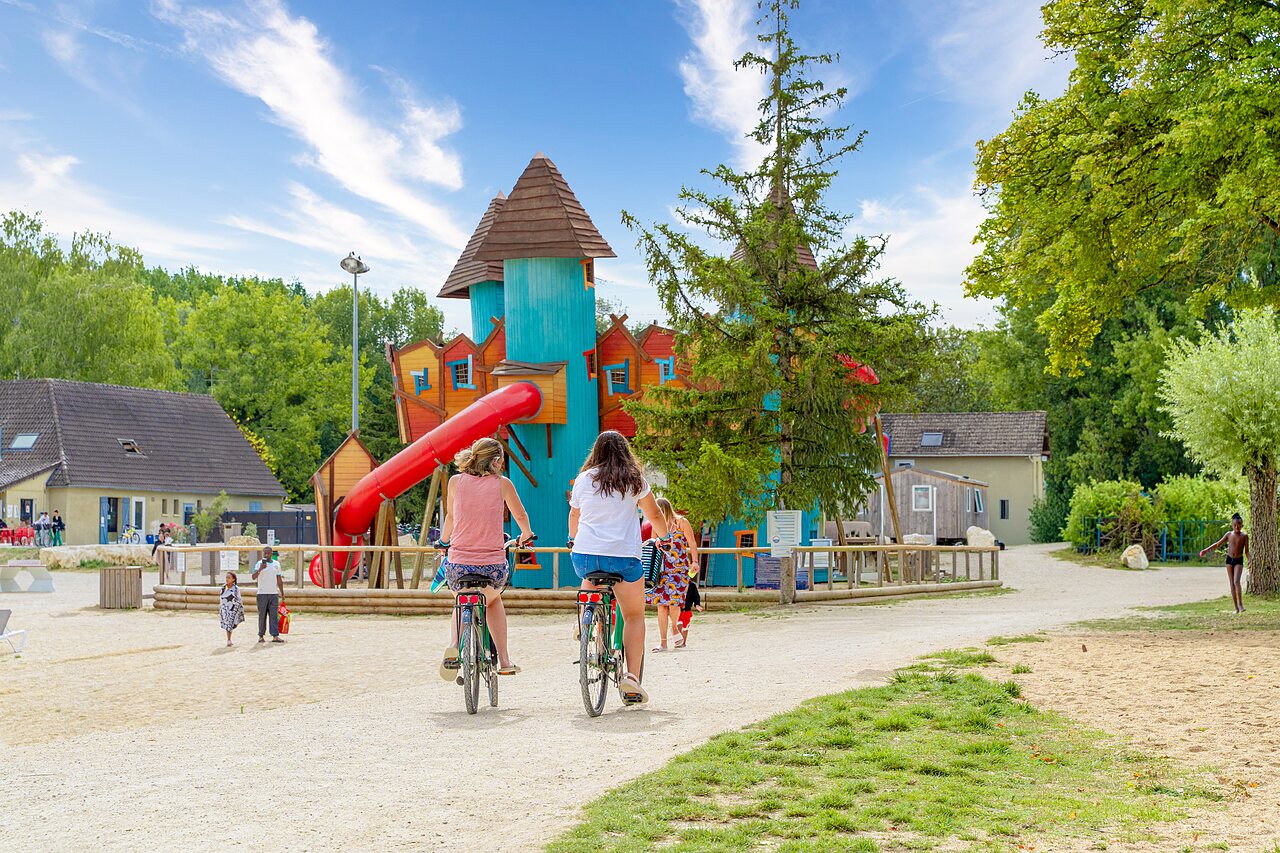 Zona de juegos castillo, tobog�n, bicicletas en el camping VAGUES OCEANES Cerca de la Fuente en Gouaix (77).