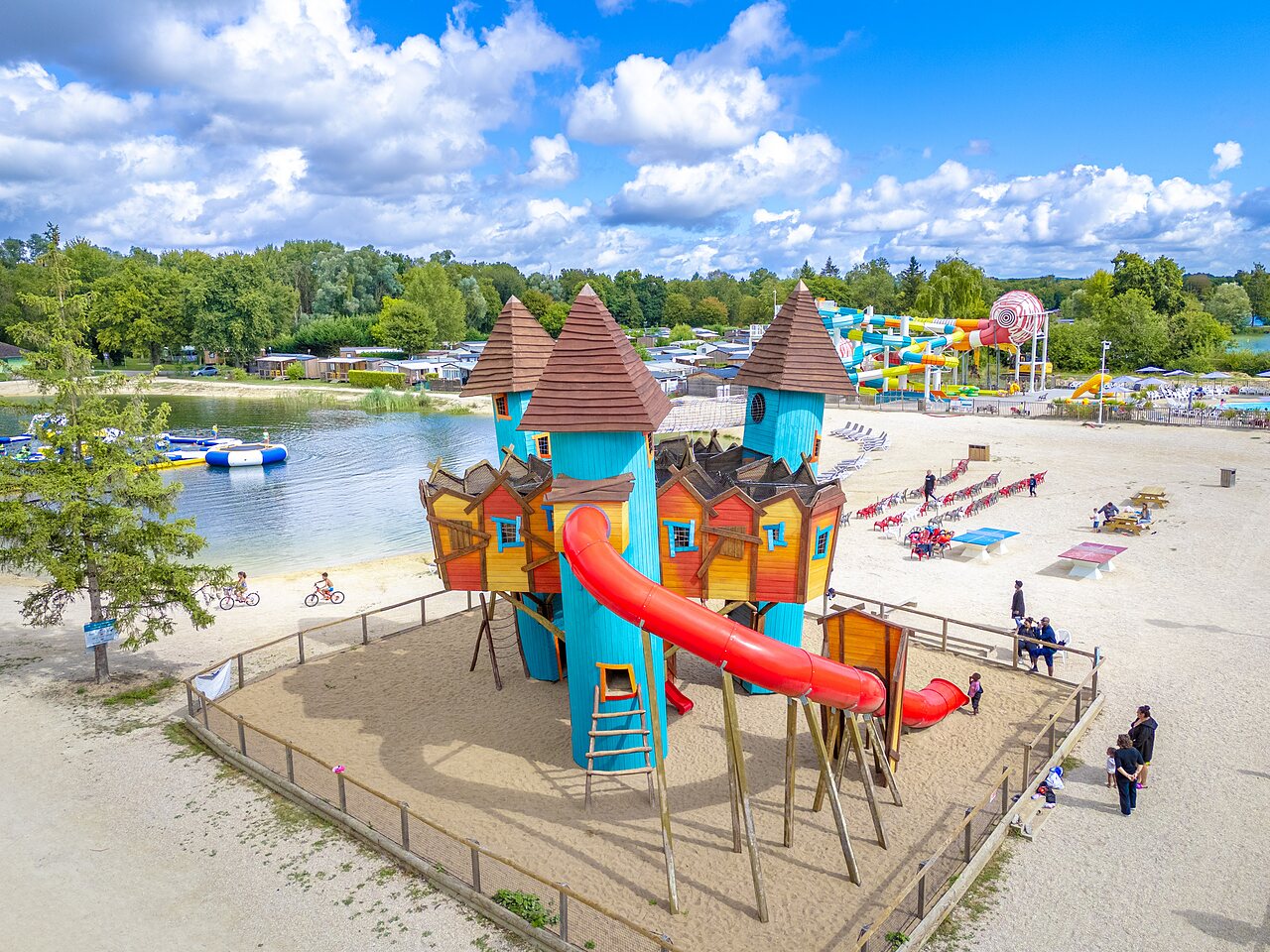 Castillo juegos, playa arena, lago, toboganes en el camping VAGUES OCEANES en Gouaix.