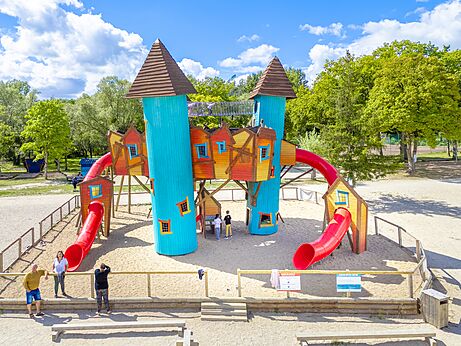 Zona de juegos gigante, toboganes y torres en el camping VAGUES OCEANES Près de la Fontaine à Gouaix (77).