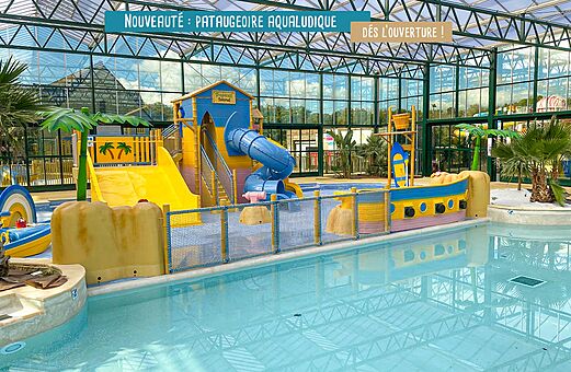 Zona de juegos acuáticos cubierta, toboganes en el camping VAGUES OCEANES de Gouaix (77).