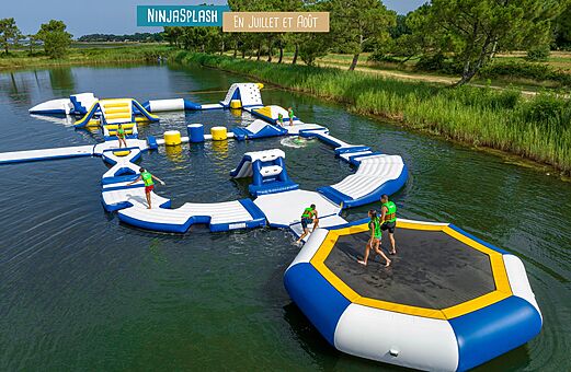 Parque acuático inflable Ninjasplash en el agua, niños divirtiéndose en el camping VAGUES OCEANES Près de la Fontaine à Gouaix (77).