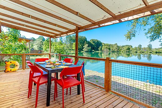 Terraza de Mobil-home, desayuno, vista lago en el camping VAGUES OCEANES Près de la Fontaine à Gouaix (77).
