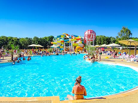 Piscina exterior y toboganes acuáticos en el camping VAGUES OCEANES Près de la Fontaine à Gouaix (77)