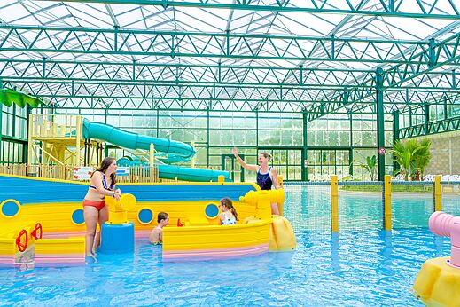 Piscina cubierta, toboganes y juegos acuáticos en el camping VAGUES OCEANES en Gouaix.