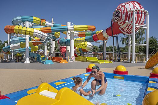 Toboganes acuáticos coloridos, piscina infantil en camping VAGUES OCEANES Près de la Fontaine à Gouaix (77).
