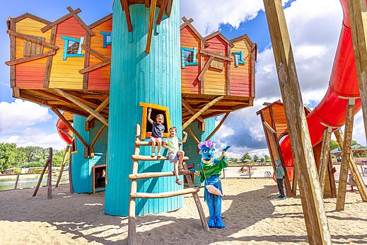 Zona de juegos colorida con toboganes y niños en camping VAGUES OCEANES.