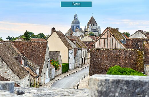 Ciudad medieval de Provins, sus tejados antiguos, calles empedradas y monumentos históricos.