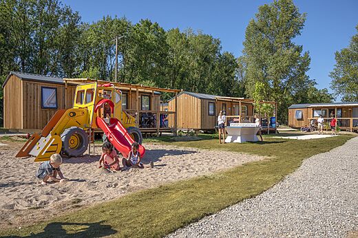 Zona de juegos infantil, tobogán y Mobil-homes en el camping VAGUES OCEANES Près de la Fontaine à Gouaix (77).