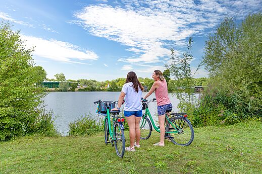 Bicicletas junto al lago en el camping VAGUES OCEANES Près de la Fontaine à Gouaix (77).