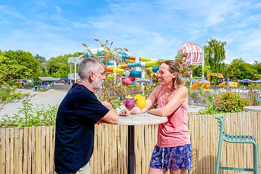 Pareja en el bar, parque acuático en el camping VAGUES OCEANES Près de la Fontaine à Gouaix (77).