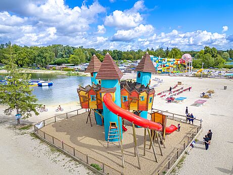 Estructura de juegos castillo, playa de arena en el camping VAGUES OCEANES Gouaix.