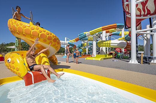 Toboganes acuáticos y juegos infantiles en camping VAGUES OCEANES en Gouaix.