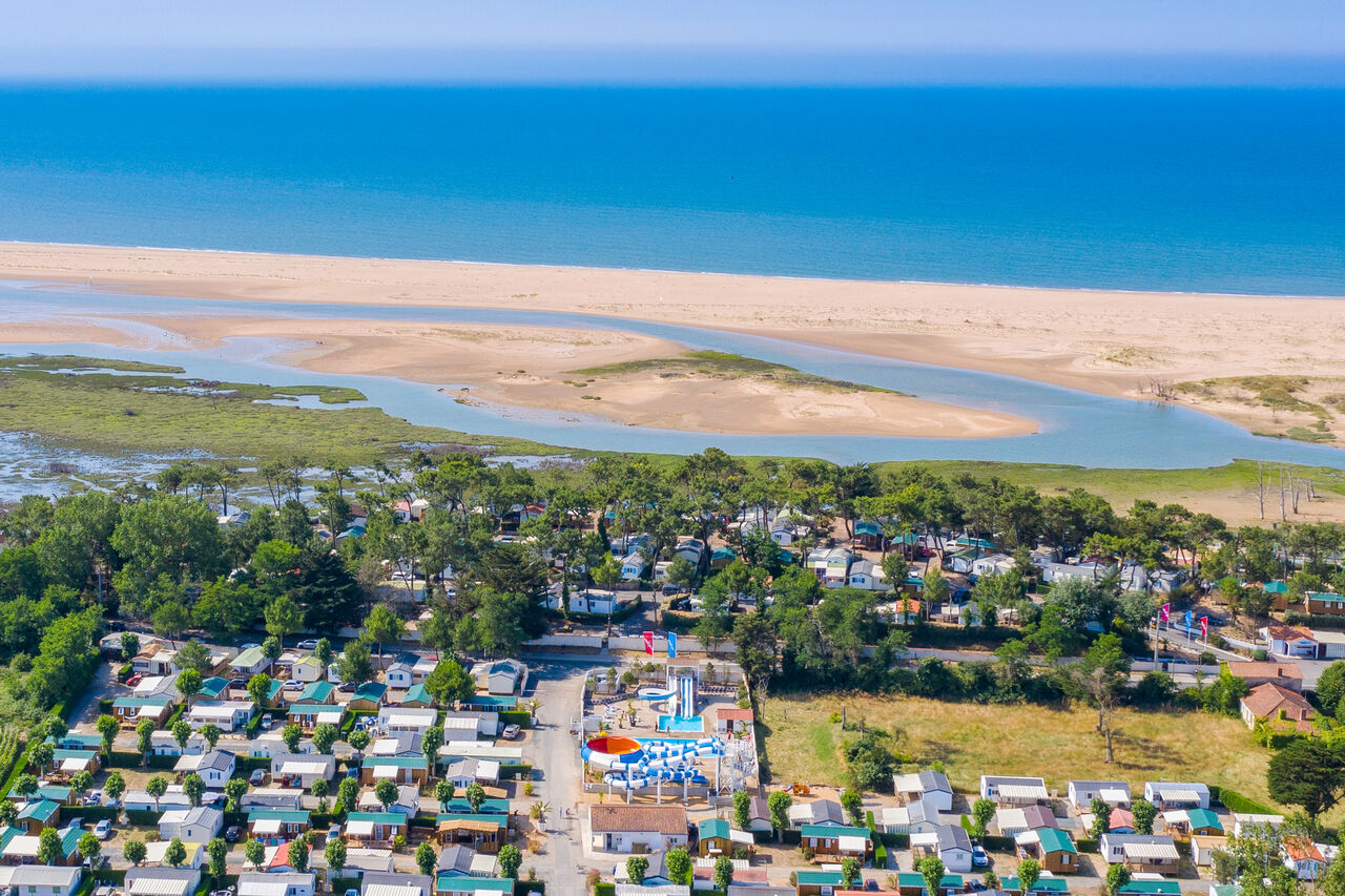 Vista a�rea camping, Mobil-homes, piscina, playa. CAPFUN Prises en La TRANCHE SUR MER (85).