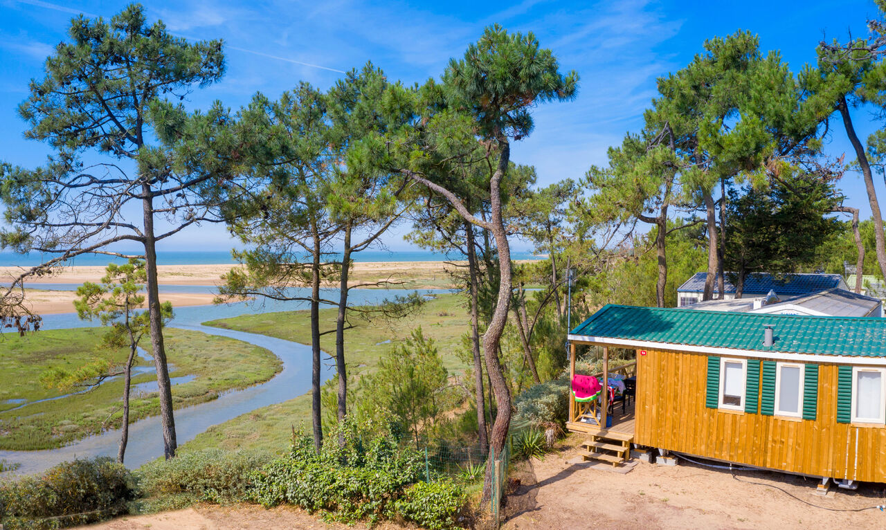 Mobil-home de madera con vistas al r�o, playa y mar en el camping CAPFUN Prises en La TRANCHE SUR MER (85).