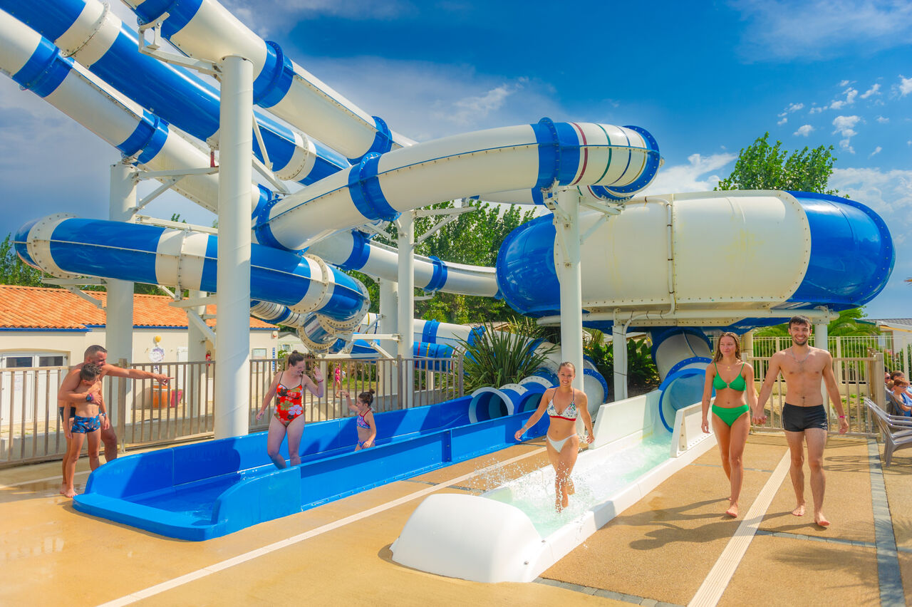 Toboganes acu�ticos gigantes y piscina en el camping CAPFUN Prises, La TRANCHE SUR MER (85).