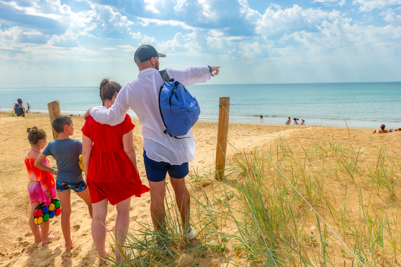 Familia en la playa de arena en el camping CAPFUN Prises en La TRANCHE SUR MER (85).
