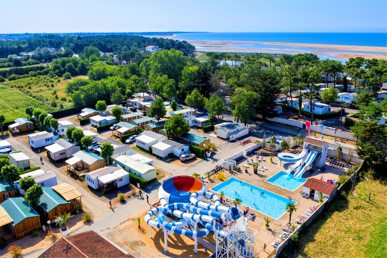 Toboganes acu�ticos, piscinas y Mobil-homes en el camping CAPFUN Prises en La TRANCHE SUR MER (85).