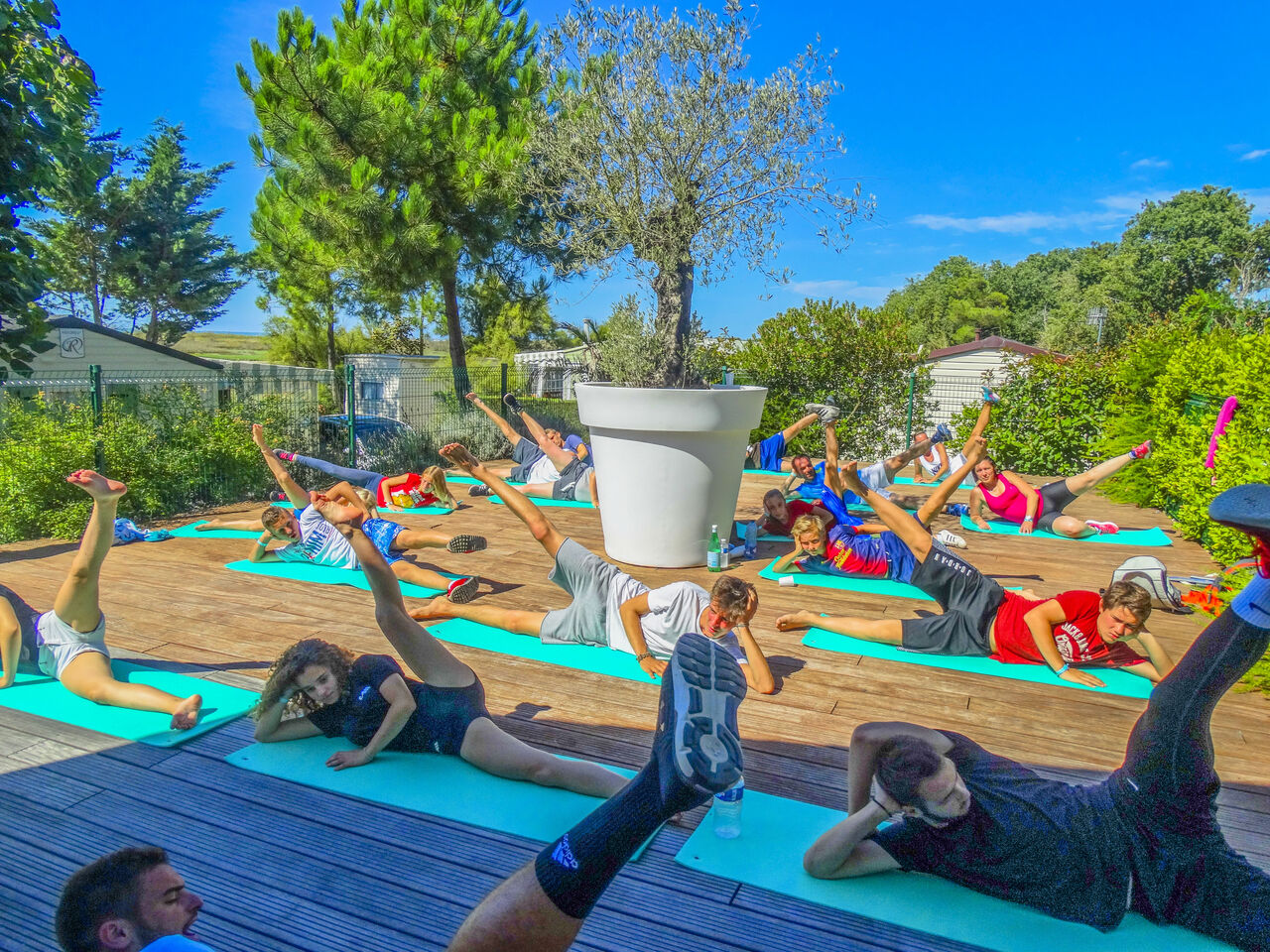 Clase de fitness grupal en terraza en el camping CAPFUN Prises en La TRANCHE SUR MER (85).
