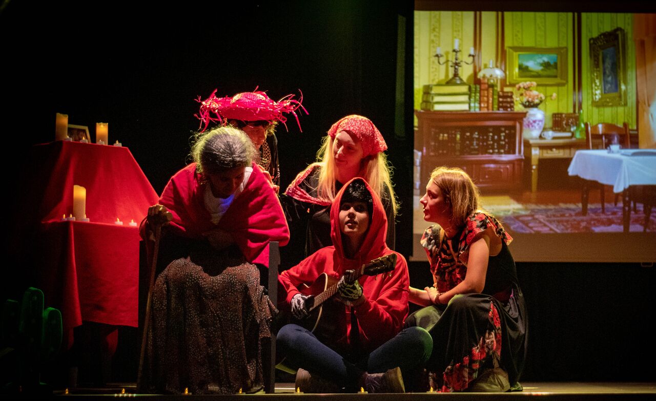 Espect�culo de animaci�n con m�sica en el camping CAPFUN Prises en La TRANCHE SUR MER (85).