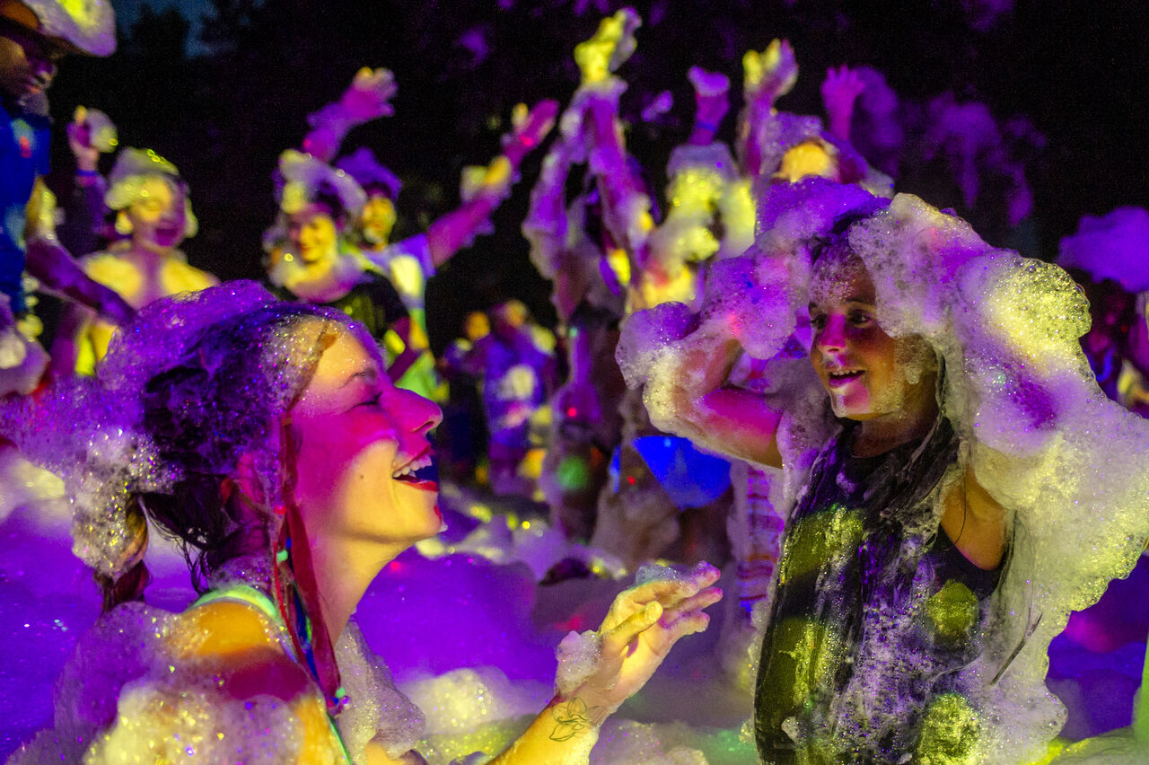 Fiesta de la espuma festiva con ni�os y adultos en el camping CAPFUN Prises en La TRANCHE SUR MER (85).