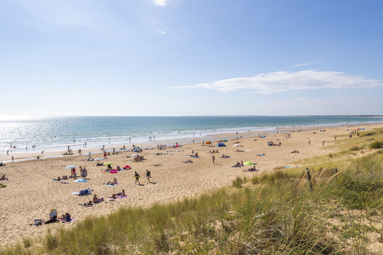 Playa de arena fina, ba�istas y dunas en el camping CAPFUN Prises en La TRANCHE SUR MER.