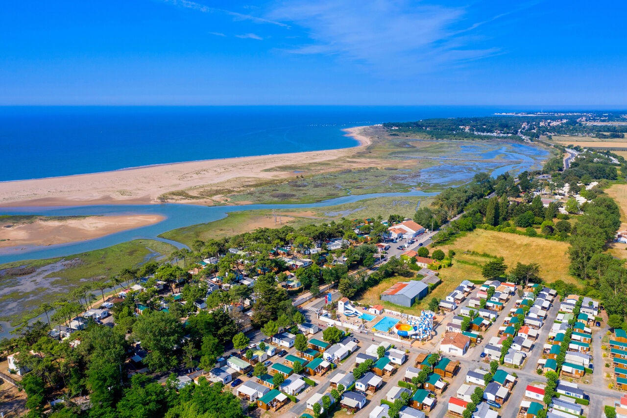 Camping CAPFUN Prises (85): vista a�rea, Mobil-homes, piscina, toboganes, playa.