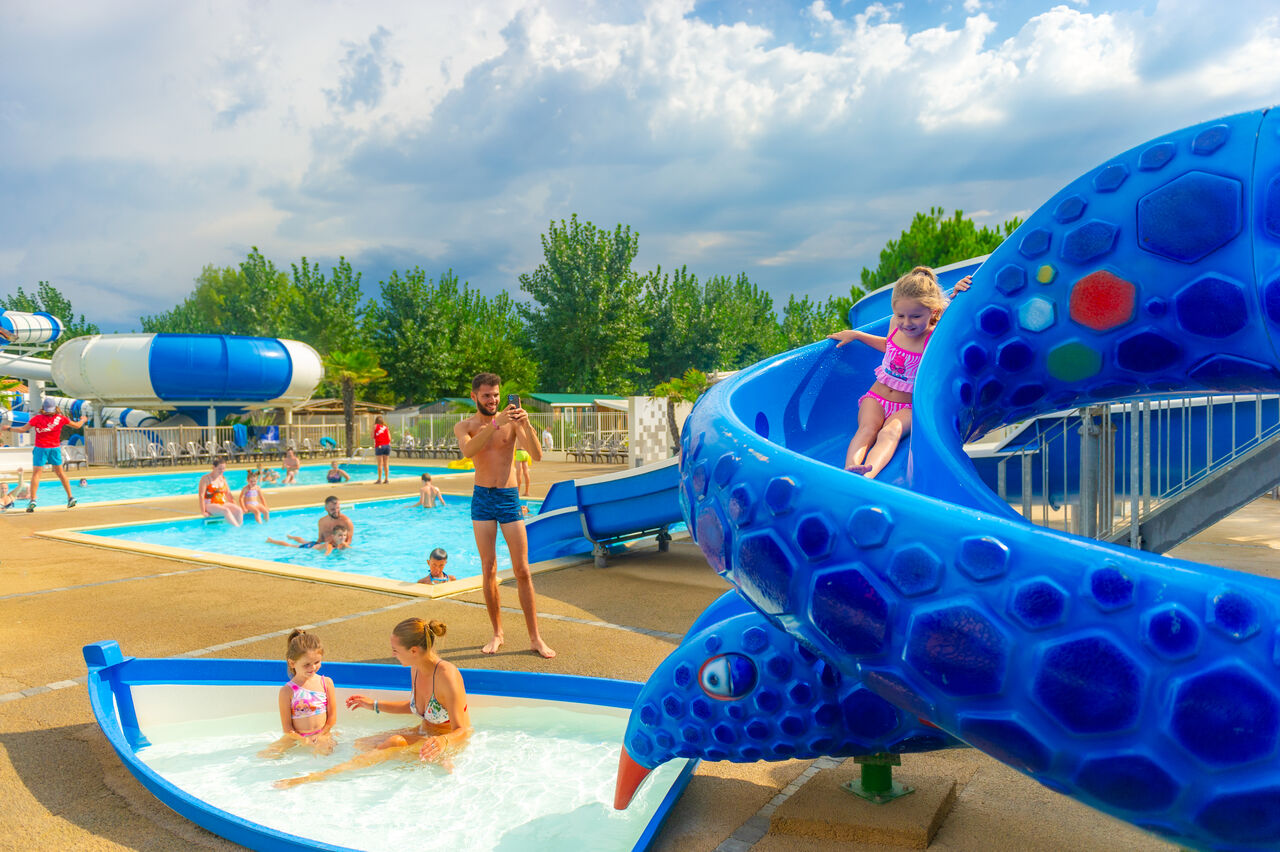 Tobog�n acu�tico, piscina infantil y piscina en el camping CAPFUN Prises en La TRANCHE SUR MER (85).