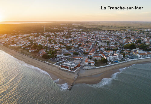 Ciudad costera La Tranche-sur-Mer, vista aérea al atardecer en Vendée.