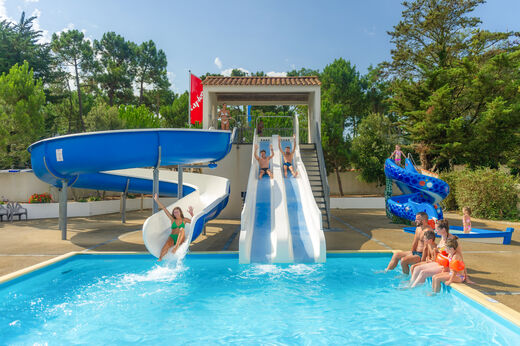 Toboganes acuáticos y piscina exterior en el camping CAPFUN Prises en La TRANCHE SUR MER (85).