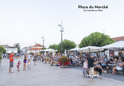 Plaza del Mercado animada con terrazas y gente en La Tranche-sur-Mer, Vandea.
