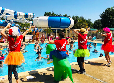 Animación acuática en piscina, toboganes en el camping CAPFUN Prises en La TRANCHE SUR MER (85).