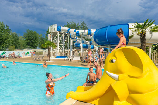 Piscina exterior, toboganes acuáticos en el camping CAPFUN Prises en La TRANCHE SUR MER (85).