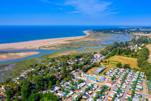 Vista aérea del camping, playa, mar y Mobil-homes en La TRANCHE SUR MER (85).