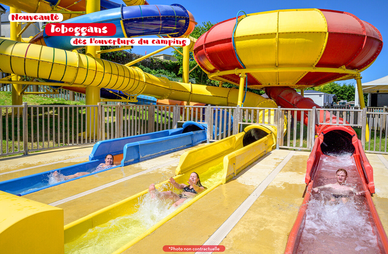 Toboganes acu�ticos coloridos para todos en el camping CAPFUN Quatre Vents d'Ol�ron (17).