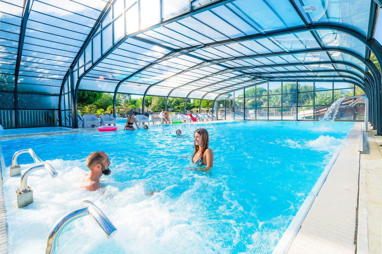 Piscina cubierta, zona balneario en el camping CAPFUN Quatre Vents d'Ol�ron (17).