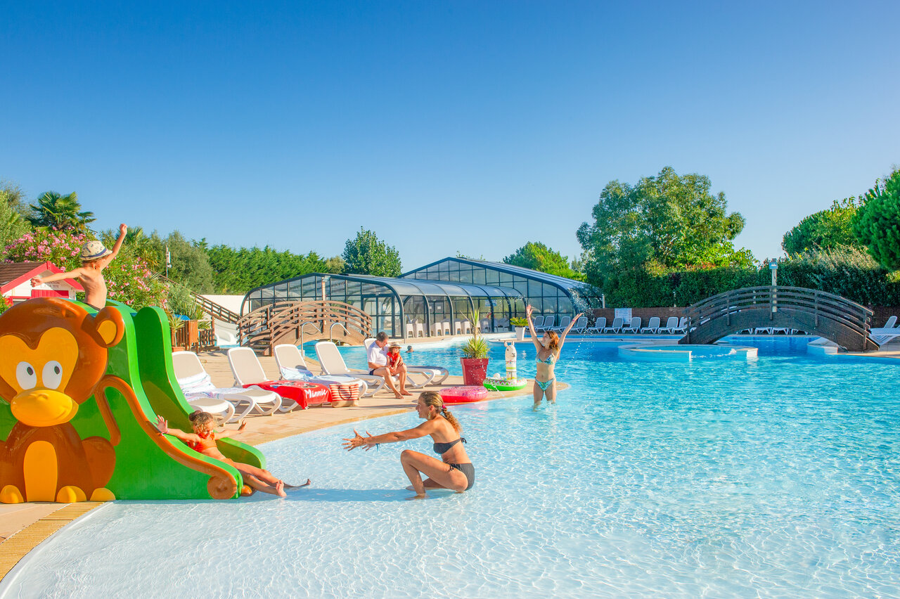 Piscina exterior, tobog�n infantil, piscina cubierta en el camping CAPFUN Quatre Vents d'Ol�ron en St Georges d�Ol�ron (17).
