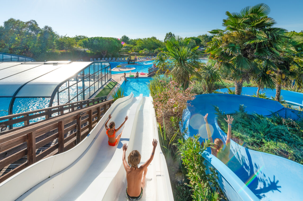 Toboganes acu�ticos y piscinas exteriores en el camping CAPFUN Quatre Vents d'Ol�ron en St Georges d�Ol�ron (17).