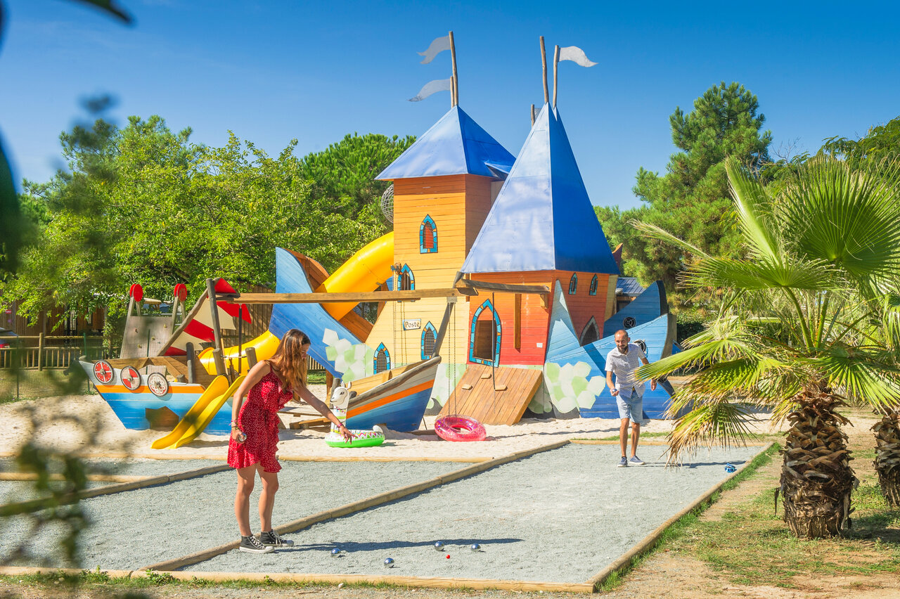 Pista de petanca y parque infantil colorido en el camping CAPFUN Quatre Vents d'Ol�ron.