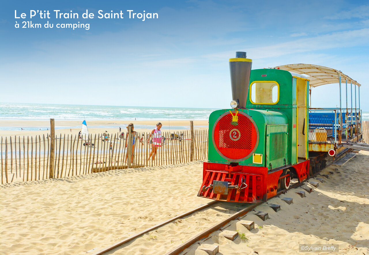El Peque�o Tren de Saint Trojan, atracci�n tur�stica colorida en la playa de Ol�ron.