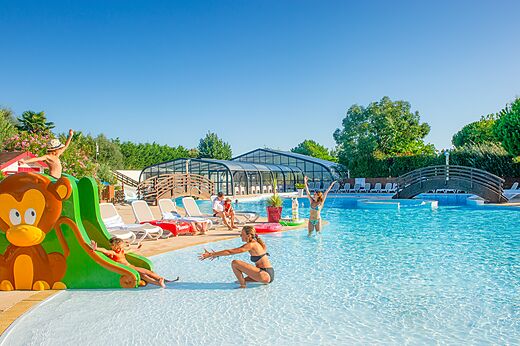 Piscina exterior y tobogán infantil en el camping CAPFUN Quatre Vents d'Oléron en St Georges d'Oléron (17).