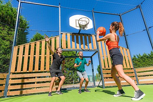 Cancha multideporte para un partido de baloncesto en el camping CAPFUN Quatre Vents d'Ol�ron en St Georges d'Ol�ron (17).