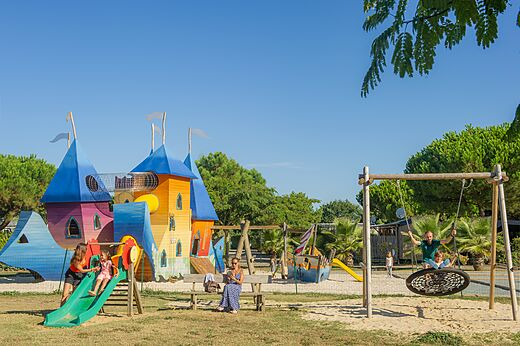 Parque infantil con castillo, tobog�n, columpios en camping CAPFUN Quatre Vents d'Ol�ron en St Georges d'Ol�ron (17).