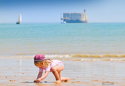Ni�o jugando en la playa de arena en el camping CAPFUN Quatre Vents d'Ol�ron en St Georges d'Ol�ron (17).
