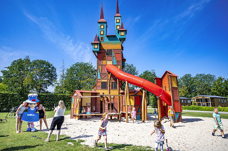 Juego Carabouille - Castillo de juegos colorido con tobog�n y ni�os en el camping CAPFUN Rakelbos en Westelbeers.
