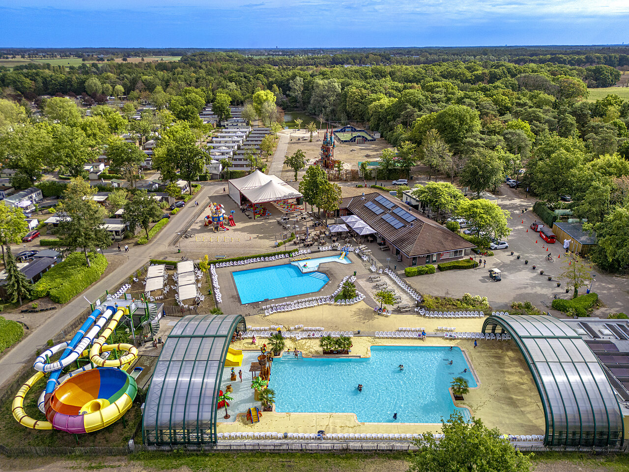 Piscinas, toboganes, juegos, Mobil-homes en el camping CAPFUN Rakelbos en Westelbeers.