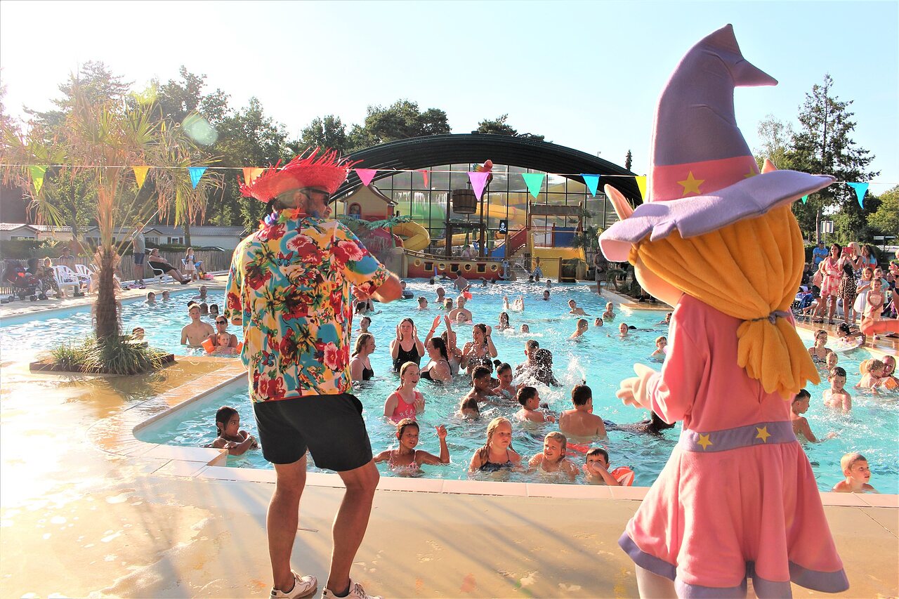Animaci�n festiva y ba�o en la piscina del camping CAPFUN Rakelbos en Westelbeers.