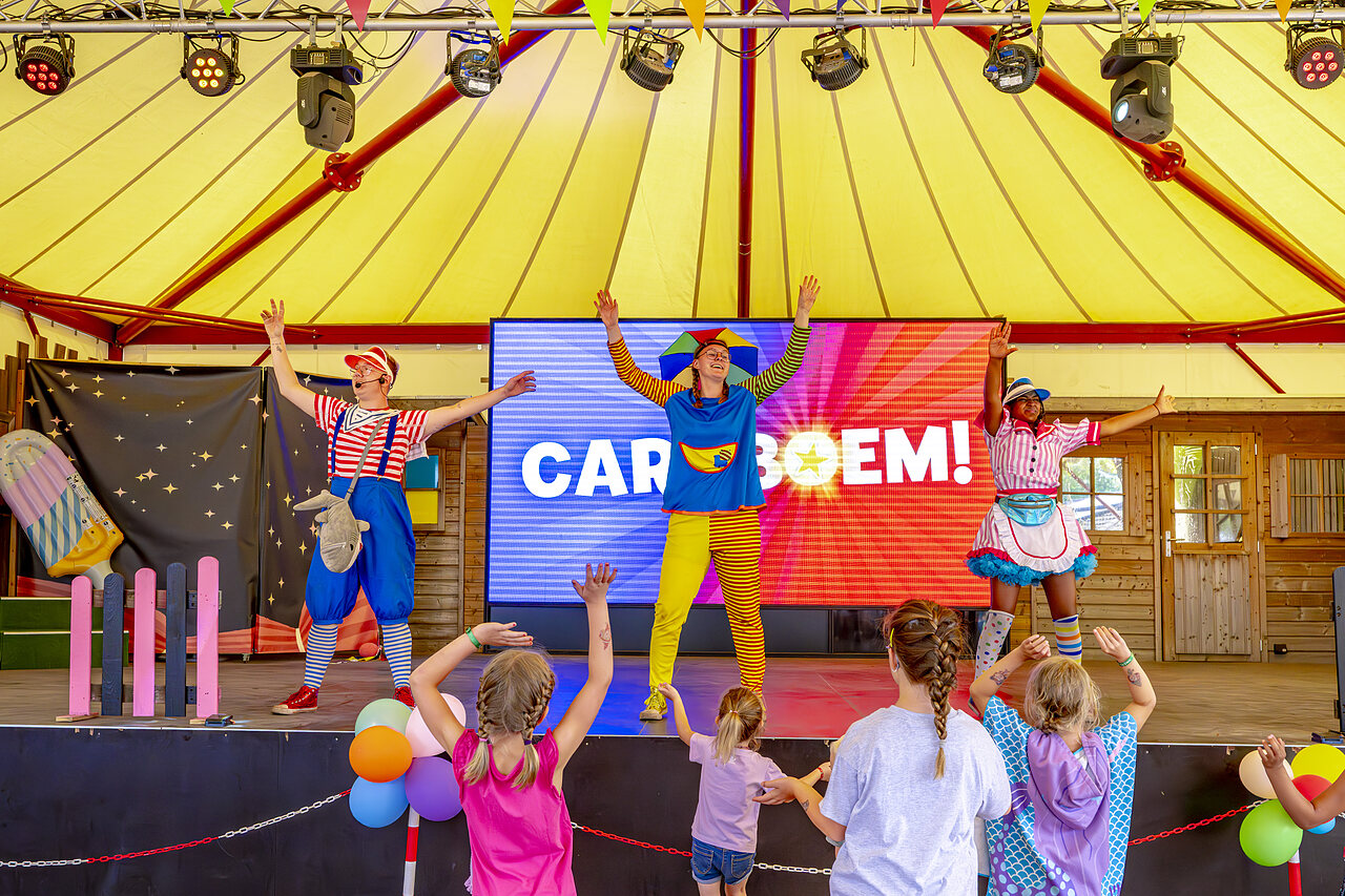 Animadores en escenario con ni�os, show en el camping CAPFUN Rakelbos en Westelbeers.