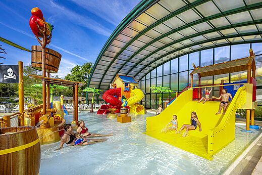 Zona acu�tica cubierta, toboganes y juegos de agua en el camping CAPFUN Rakelbos en Westelbeers.