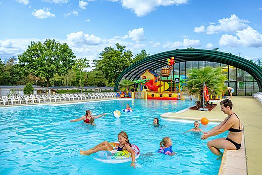 Piscina exterior con juegos acu�ticos y toboganes en el camping CAPFUN Rakelbos en Westelbeers.
