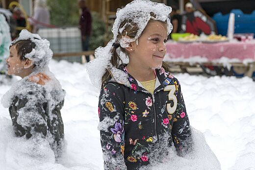 Ni�os sonrientes jugando en la espuma, animaci�n en el camping CAPFUN Rakelbos en Westelbeers.